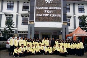 Pengurus Hima Prodi PGSD FKIP Uniku berfoto bersama usai dilantik.